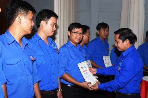 Đồng chí Thái Bảo Tri – UV BCH TW Đoàn, Bí thư ĐTN VRG trao chứng nhận lớp tập huấn